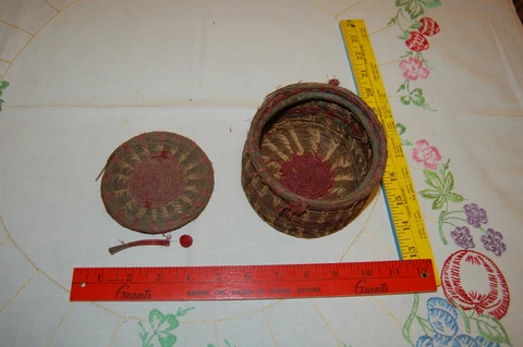 VTG Pine Needle basket with lid Cover