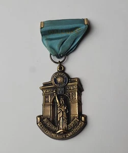 1952 AMERIKANISCHE LEGION 33. PROMENADE NATIONALE ABZEICHEN BAND MEDAILLE NEW YORK CITY - Bild 1 von 2