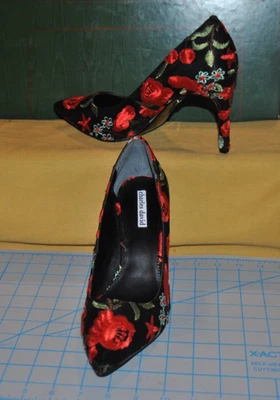 NWOB Charles David s 10 Denise Black &  Red Floral embroidered Pump Vero cuoio - Image 1 of 4
