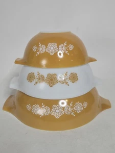 Vintage Pyrex ciotola nidificazione miscelazione 442, 443 444 farfalla oro Cenerentola set 3 pezzi - Foto 1 di 6