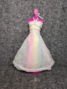 Barbie Feliz Cumpleaños 1980 Vintage #1922 Repuesto L Vestido Arco Iris + Anillo - Imagen 1 de 23