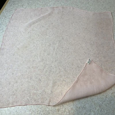 Bufanda cuadrada Vera rosa de gasa transparente de seda enrollada a mano de 20’ Foto 1 de 4