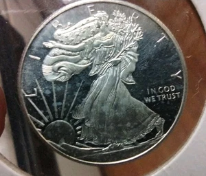 1/4 oz .999 argento FINE rotondo da passeggio design Liberty .25 OZ argento.  - Foto 1 di 5