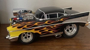 Muscle Machines, 2001 Funline 10,5" largo 1957 Chevy Bel Air, pintura contra llamas RARO - Imagen 1 de 9