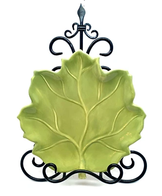 Set of 7 Hand Painted Avellino Celery Green Leaf Shaped Plates. - Image 1 of 4