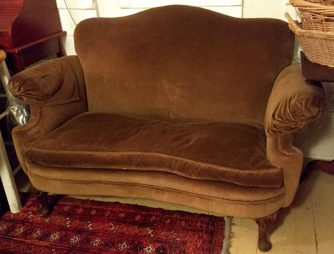 VINTAGE VICTORIAN BROWN VELVET COUCH Cover