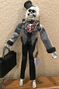 Katherine's Collection Halloween Dead & Breakfast Skelett Crew Bellhop Ornament - Bild 1 von 9