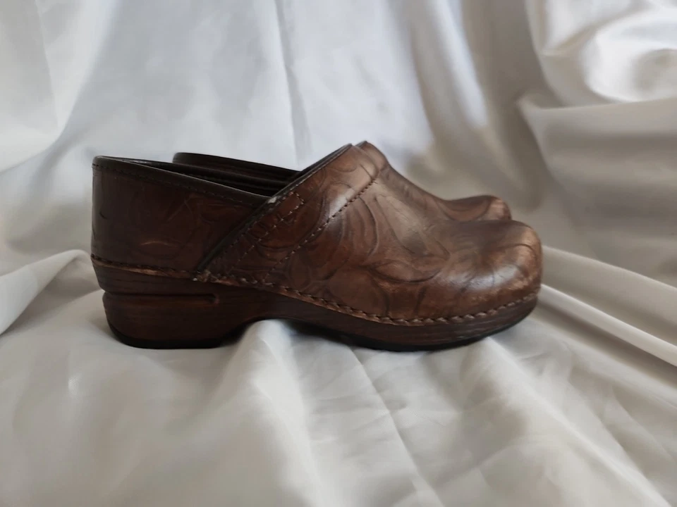 Zapato Zueco Dansko Profesional XP Mujer Talla 36 Marrón Floral Trabajado Foto 1 de 4