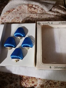 VINTAGE BOX PYRAMIDE UNZERBRECHLICH BLAU SATIN GLOCKE ORNAMENTE mit GOLDKUGEL AUF BODEN - Bild 1 von 22