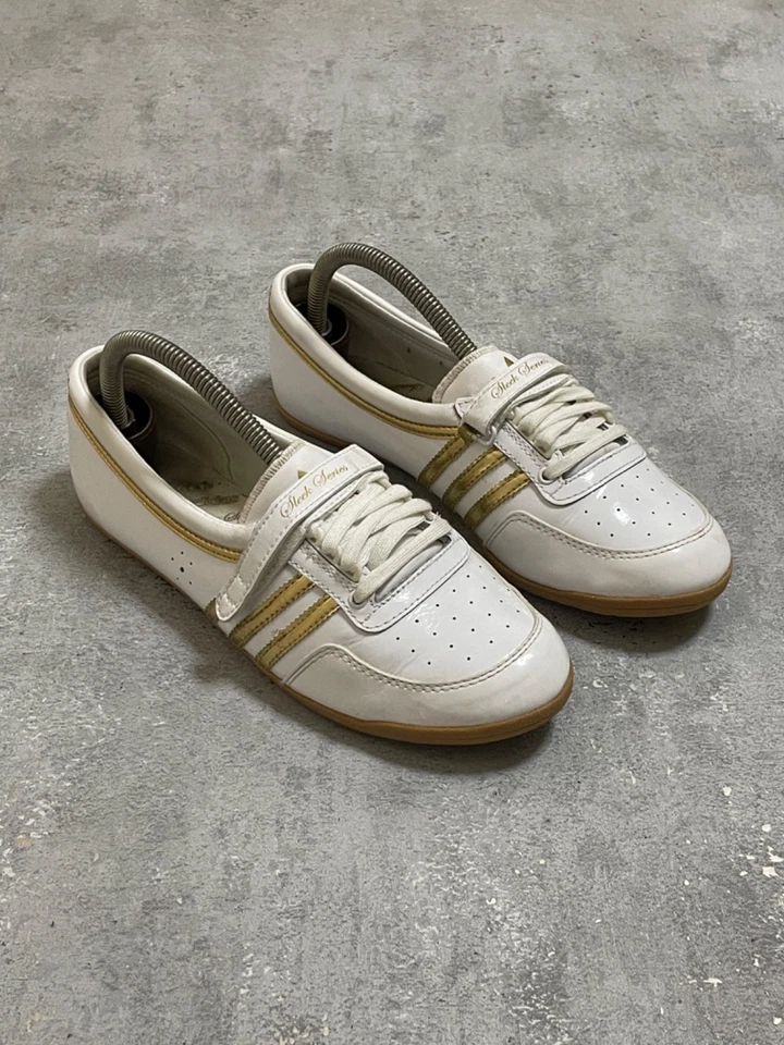 Tenis planos de ballet de cuero Adidas vintage Y2K blancas/doradas EE. UU. 7 EUR 38 Foto 1 de 4