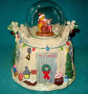 Vintage Walt Disney Winnie The Pooh MUSICAL SNOW GLOBE Natale APRE! FUNZIONA - Foto 1 di 3