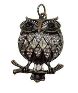 Antiguo colgante de búho vintage de latón y plata con diamantes de imitación ojos negros 1,5" - Imagen 1 de 4