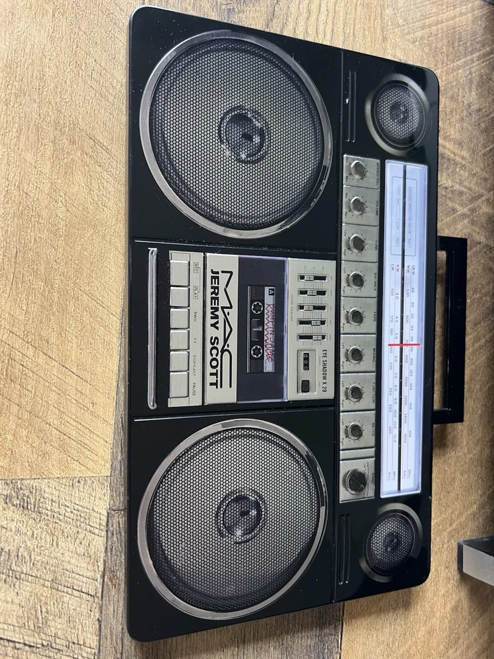 Paleta de radio MAC Jeremy Scott Foto 1 de 4