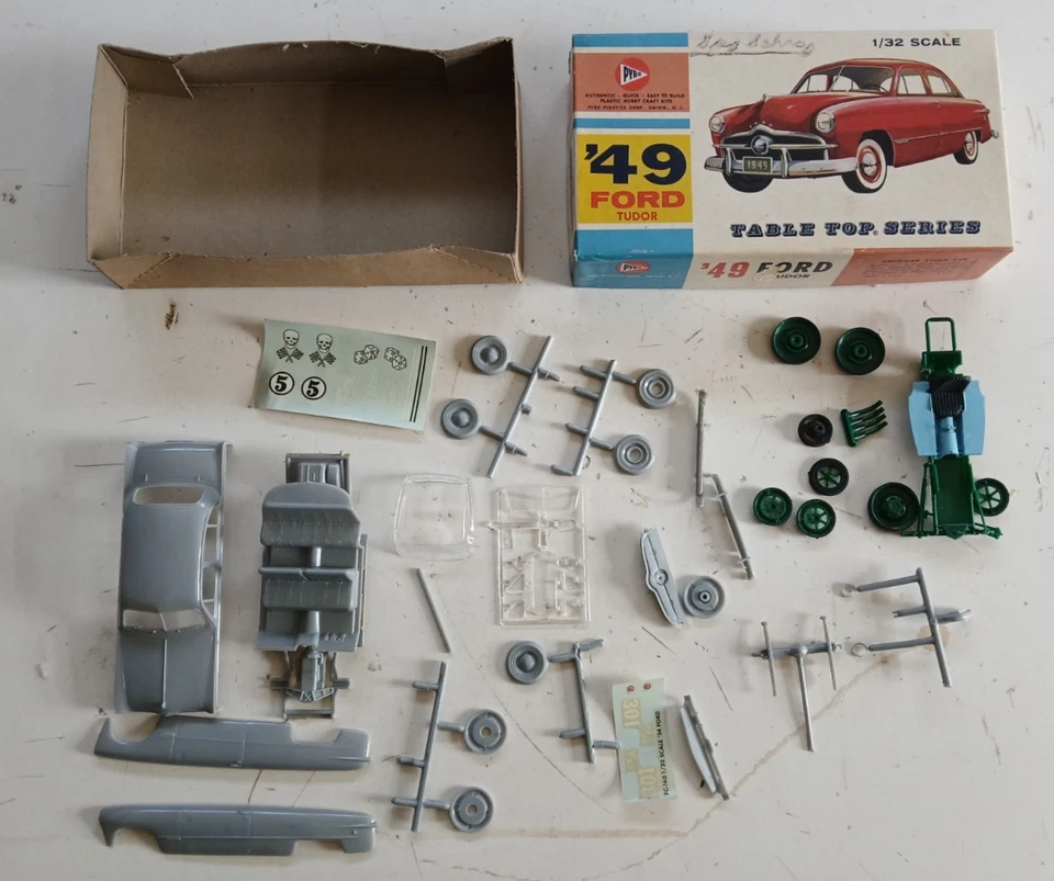 OLD VINTAGE PYRO 1949 FORD TUDOR PLASTIC MODEL KIT TABLE TOP SERIES 1/32 SCALE - Image 1 of 1
