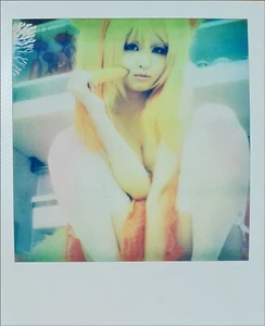NOBUYOSHI ARAKI * Cosplay*POLAROID ORIGINAL VOM KÜNSTLER SIGNIERT & ZERTIFIZIERT - Picture 1 of 6