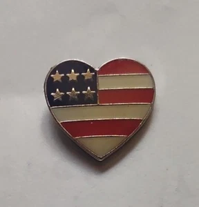 Pin de solapa Heart bandera de EE. UU. .5" - Imagen 1 de 2