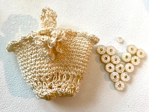 Antiguo bolso pequeño de ganchillo tallado MOP muñecas miniatura 15 botones - Imagen 1 de 12