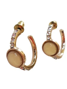 Pendientes tipo argolla de diamantes de imitación transparentes en tono dorado con detalles redondos de piedra beige - Imagen 1 de 2