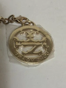 Tracy Zhou goldfarben Schlüsselanhänger 2 Zoll elegantes Accessoire Geschenk neu - Bild 1 von 5