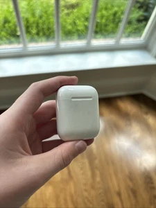 Apple AirPods 2nd Generation - Photo 1 sur 3