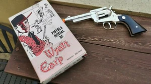 PISTOLA GIOCATTOLO VINTAGE MESSICANA PRESSOFUSA PISTOLA UFFICIALE GIOCATTOLO WYATT EARP NUOVA IN OB MESSICO - Foto 1 di 12