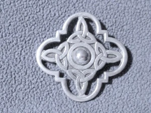 Broche Estate de colección de los años 80 diseño celta / peltre cornualles Reino Unido - ¿San Justino? - Imagen 1 de 7