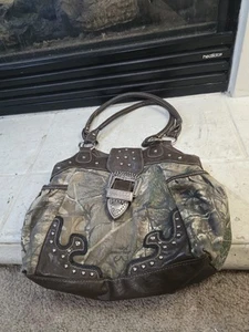 Borsa a mano mimetica Realtree con fibbia e accenti argento - Foto 1 di 10