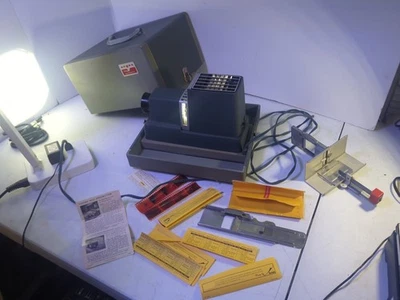 Proyector deslizable Argus 300 vintage con estuche de transporte funciona con negativos  Foto 1 de 4