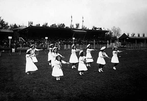 France Auvergne Vichy Sports meeting Little girls dressed in robes- 1913 Photo - Bild 1 von 1