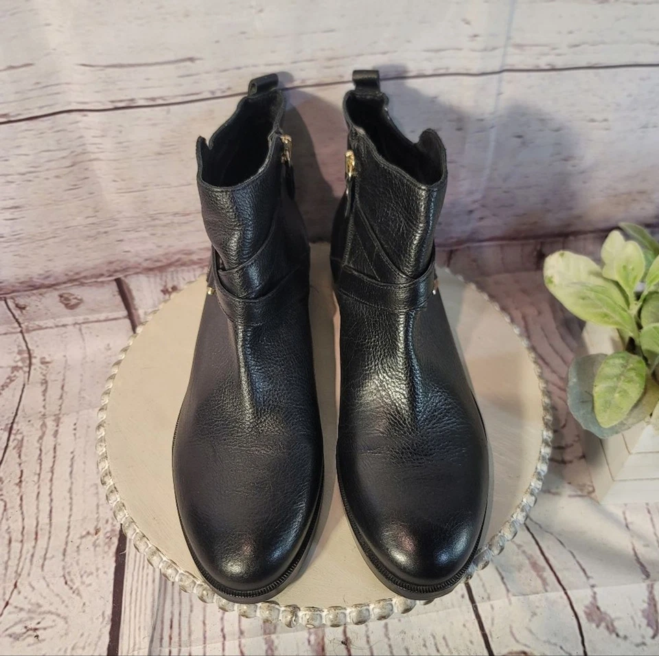 C. Wonder by Christian Siriano 黑色皮革短靴 — 第 1/4 张图片