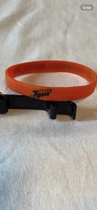 Detroit Tigers Baseball Orng/black Rubber Bracelet W/Black Bottle Open Keychain - Picture 1 of 3