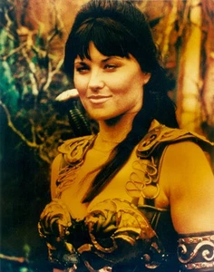 LUCY LAWLESS - XENA WARRIOR PRINCESS - 8 x 10 - OFFICIAL COLOR PHOTO #6 - Picture 1 of 1