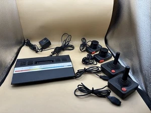 Atari 2600 Junior Konsole mit 2 Driving Paddles & 2 Joysticks & Kabeln getestet - Bild 1 von 16