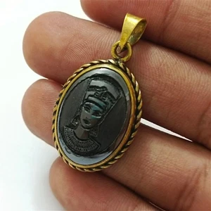 Vintage copper pendant with hematite stone, engraved Egyptian Queen design - Picture 1 of 10