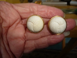 VTG  MONET WHITE BUTTON GOLD TONE RIM 3/4" R HUGGIES CLIP ON EARRINGS #28/10 - Picture 1 of 4