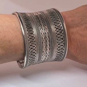 Wide Silver Cuff Bangle Tribal Sterling Silver Cuff Bracelet Unisex Bangle 1990s - Foto 1 di 12