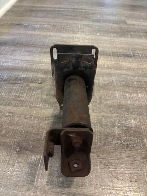 Amortiguador de parachoques trasero Cadillac Brougham 1982-1992 usado Foto 1 de 4