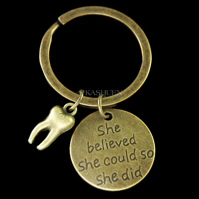 ~Llavero Diente Dentista Asistente Herramientas Higienista Dental DA DDS Graduación Dije Foto 1 de 4