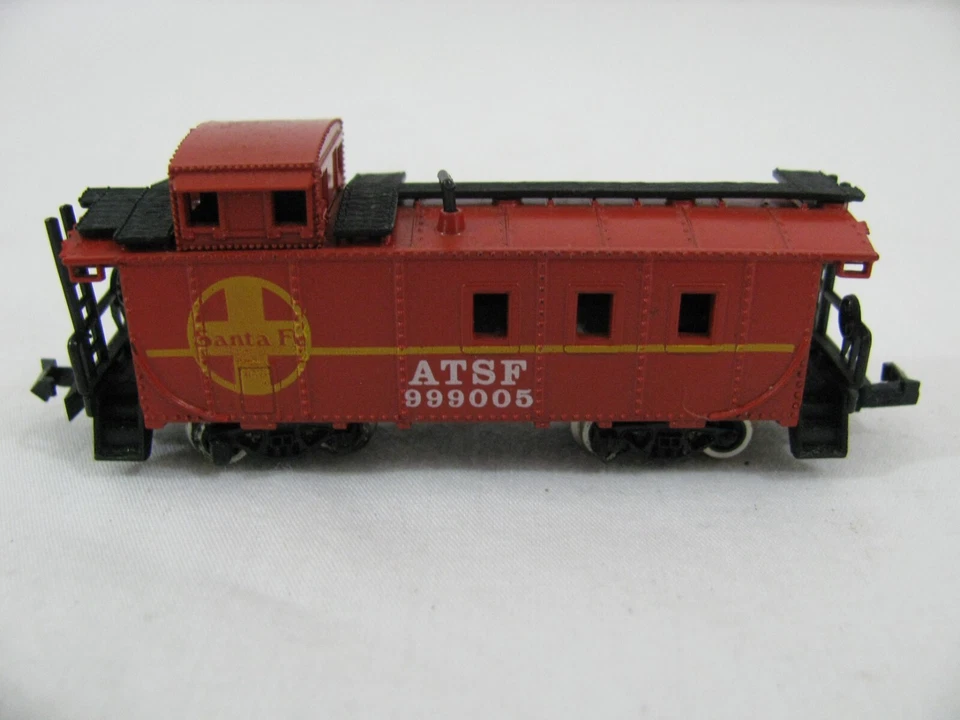 Model Power N Scale 999005 Santa Fe Offset Cupola Caboose #3272 VG - Image 1 of 4