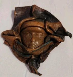 Vintage handgefertigte Leder Brosche mit geformtem Gesicht Anstecknadel einfache Reparatur außergewöhnliche Details - Bild 1 von 12