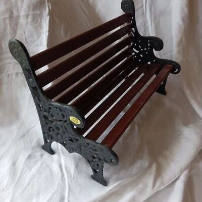 Ashley Belle BANCO DE HIERRO FUNDIDO MADERA DE CEREZO se adapta a 18" 2 MUÑECAS 15" L x 10" H Arañazos Foto 1 de 4