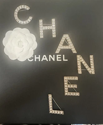 Juego de broches Chanel B19S con logotipo de cristal Foto 1 de 4