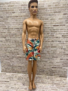 BARBIE Ken Beach Day Surf 2013 Mattel BCN28 Beach Shorts Board - Foto 1 di 9