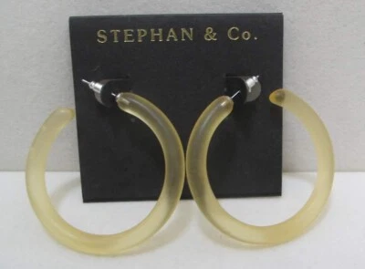 "Pendientes de aro translúcidos de lucita amarilla esmerilada STEPHAN & CO. 1-7/8"" perforados nuevos en caja" Foto 1 de 4