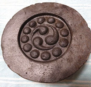 Tegola per tetto rotonda KAWARA con stemma famiglia a tre virgole φ6,1 x 1,3 pollici giapponese vintage - Foto 1 di 10