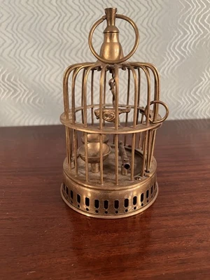 Jaula para pájaros redonda decorativa pequeña de latón con mango de anillo pájaro en columpio, 8 1/2 H de colección Foto 1 de 4