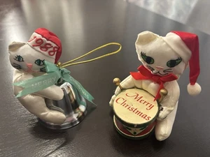 2 Adornos Vintage 1988/1991 Fiesta de Lujo Gatos Blancos Russ Etiqueta de Navidad - Imagen 1 de 8