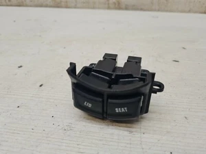 Botones de asiento/tapa Yamaha Aerox 155 ZYM024 - Imagen 1 de 4