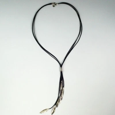 Collar de hojas en capas de plata de ley con cordón de cuero negro Silpada Foto 1 de 4