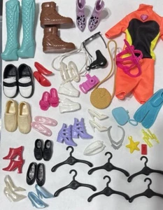 Barbie Ken Muñeca Traje de neopreno Zapatos de snorkel Botas Monederos Perchas Joyería LOTE 35+ piezas - Imagen 1 de 7